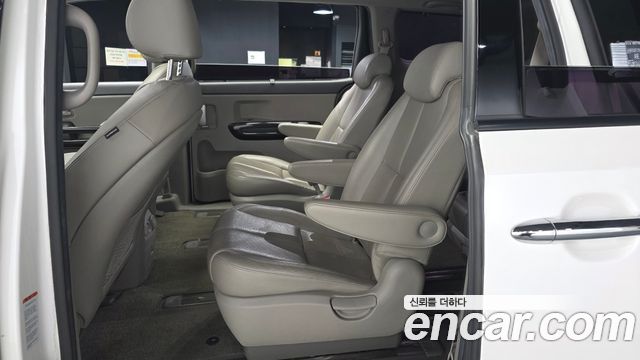 Kia Canival 2015 — photo 16
