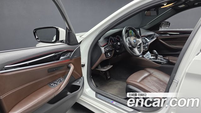 BMW 5-Series 2018 — photo 10