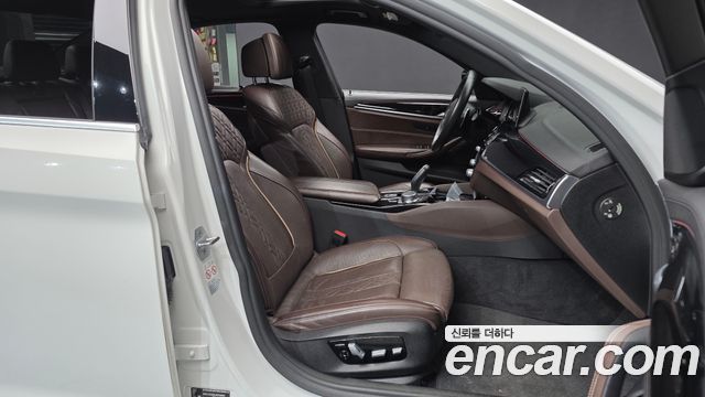 BMW 5-Series 2018 — photo 11