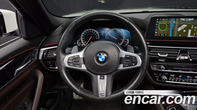 BMW 5-Series 2018 — photo 13