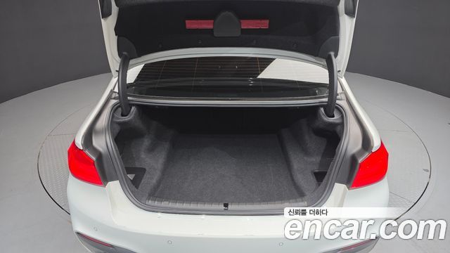BMW 5-Series 2018 — photo 20