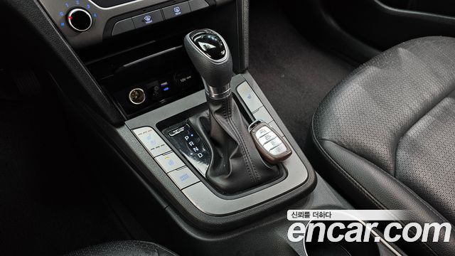Hyundai AVANTE 2017 — photo 12