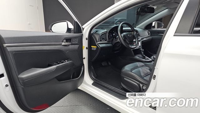 Hyundai AVANTE 2017 — photo 13