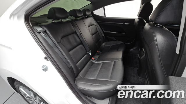 Hyundai AVANTE 2017 — photo 17