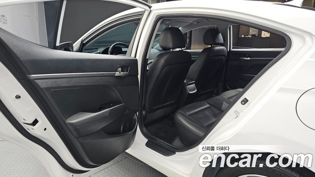 Hyundai AVANTE 2017 — photo 18