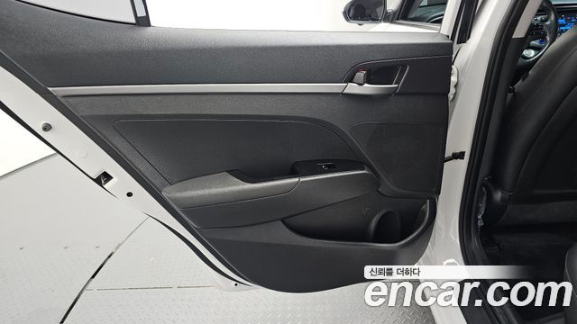 Hyundai AVANTE 2017 — photo 15
