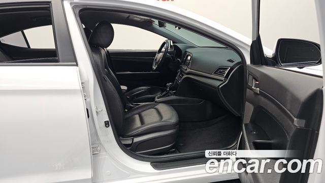Hyundai AVANTE 2017 — photo 16