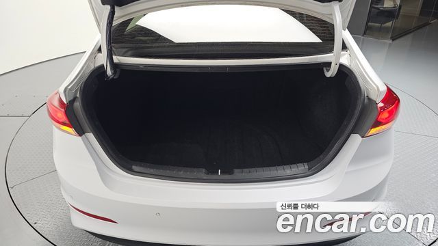 Hyundai AVANTE 2017 — photo 29