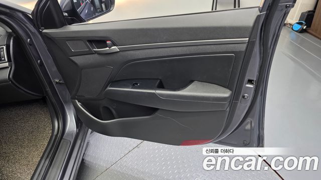 Hyundai AVANTE 2018 — photo 14