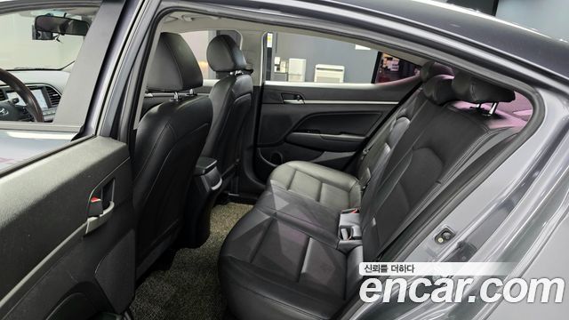 Hyundai AVANTE 2018 — photo 16