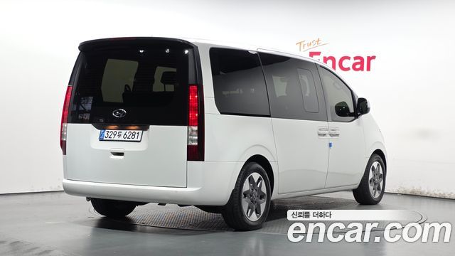 Hyundai Staria 2023 — photo 2