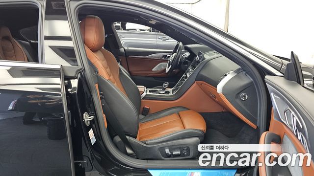 BMW 8-Series 2020 — photo 17