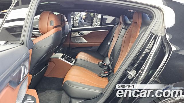 BMW 8-Series 2020 — photo 16