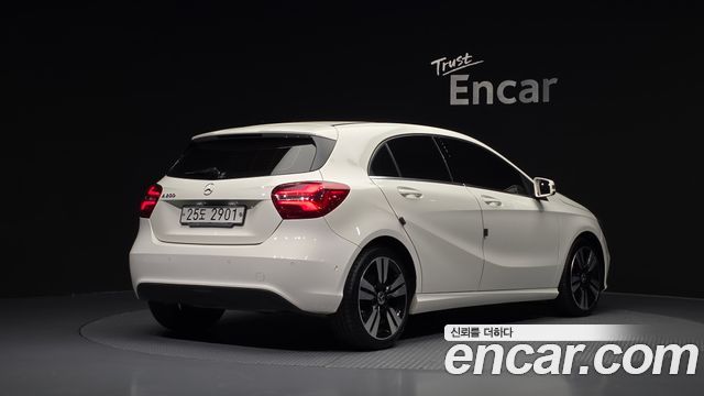 Mercedes-Benz A-Class 2018 — photo 2