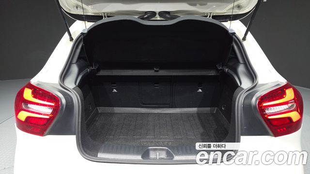 Mercedes-Benz A-Class 2018 — photo 26