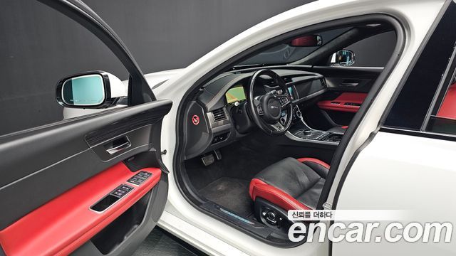 Jaguar XF 2017 — photo 10