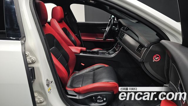 Jaguar XF 2017 — photo 11