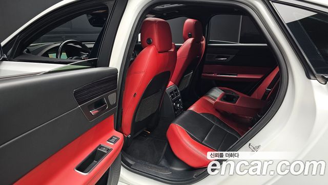 Jaguar XF 2017 — photo 12