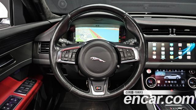 Jaguar XF 2017 — photo 13