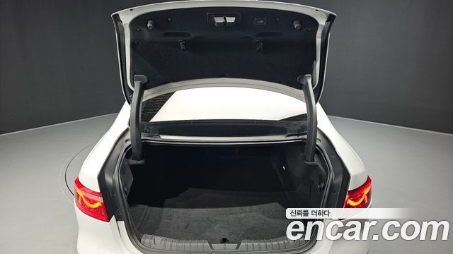Jaguar XF 2017 — photo 20