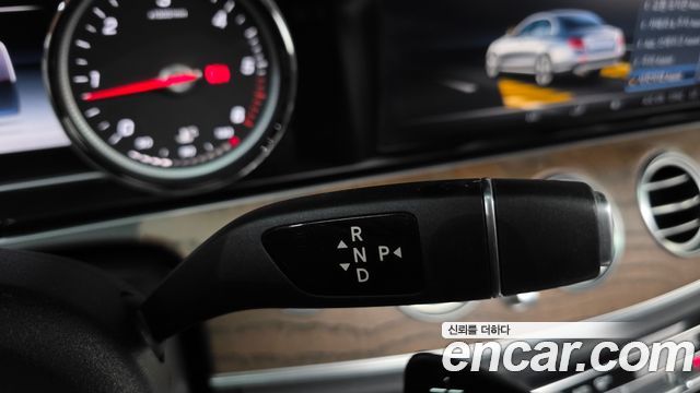 Mercedes-Benz E-Class 2019 — photo 12