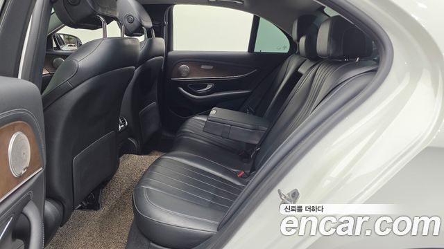 Mercedes-Benz E-Class 2019 — photo 18