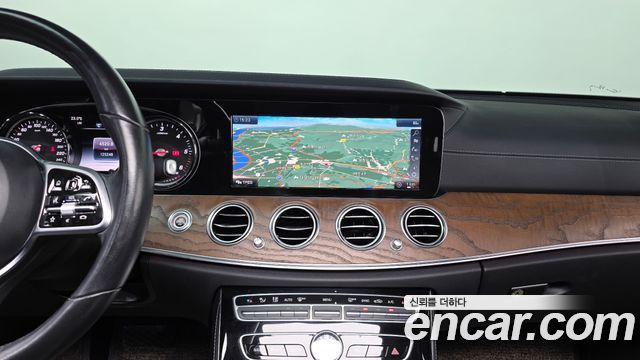 Mercedes-Benz E-Class 2019 — photo 20