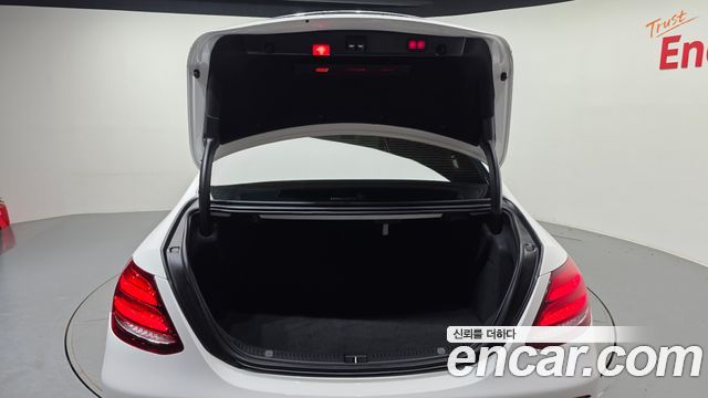 Mercedes-Benz E-Class 2019 — photo 26