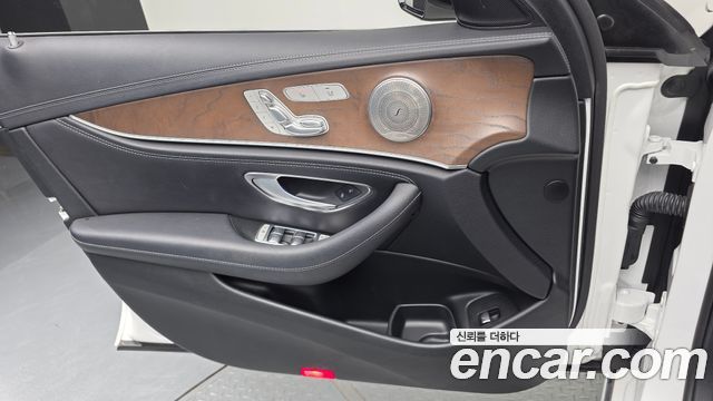 Mercedes-Benz E-Class 2019 — photo 14