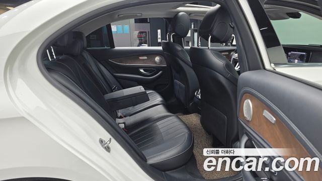 Mercedes-Benz E-Class 2019 — photo 16