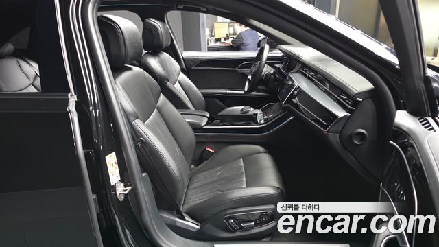 Audi A8 2021 — photo 17