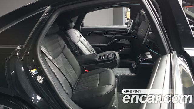 Audi A8 2021 — photo 18