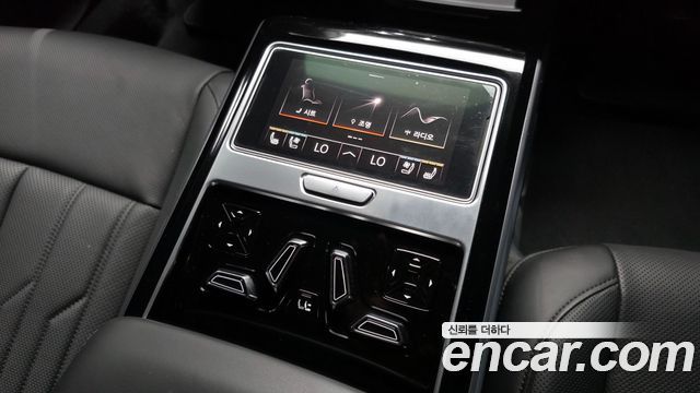 Audi A8 2021 — photo 27
