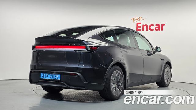 Tesla Model Y 2026 — photo 2