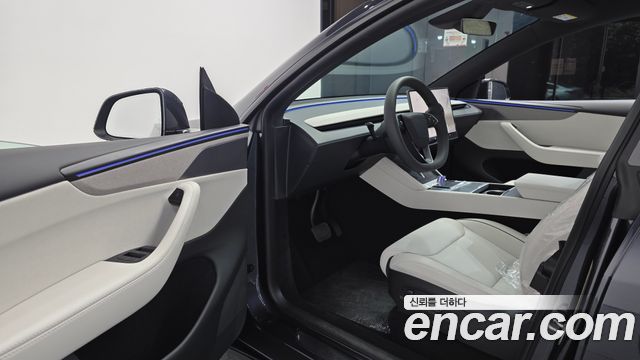 Tesla Model Y 2026 — photo 13