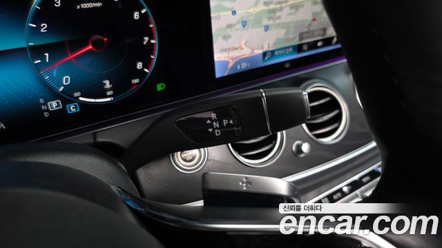 Mercedes-Benz E-Class 2023 — photo 12