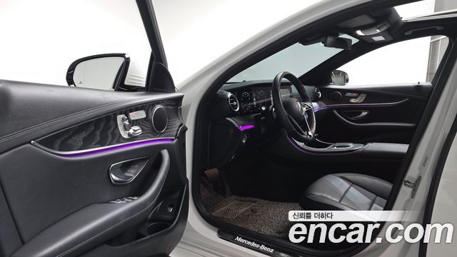 Mercedes-Benz E-Class 2023 — photo 13