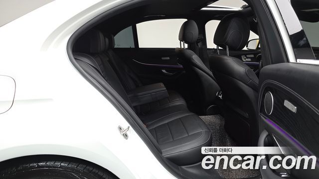 Mercedes-Benz E-Class 2023 — photo 17