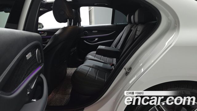 Mercedes-Benz E-Class 2023 — photo 18