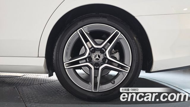 Mercedes-Benz E-Class 2023 — photo 7