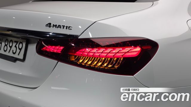 Mercedes-Benz E-Class 2023 — photo 9