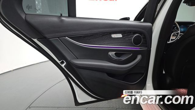 Mercedes-Benz E-Class 2023 — photo 15