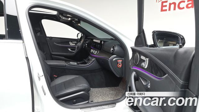 Mercedes-Benz E-Class 2023 — photo 16