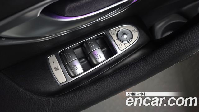 Mercedes-Benz E-Class 2023 — photo 32