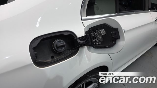 Mercedes-Benz E-Class 2023 — photo 34