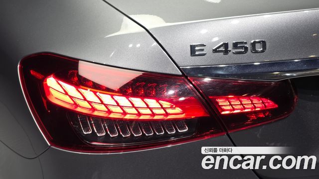 Mercedes-Benz E-Class 2022 — photo 9