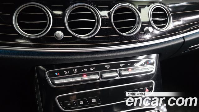 Mercedes-Benz E-Class 2022 — photo 32