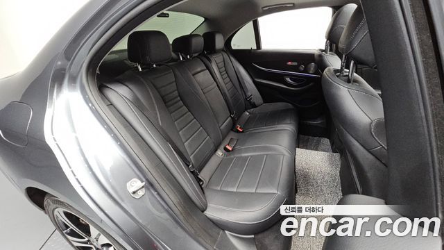 Mercedes-Benz E-Class 2018 — photo 17