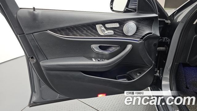 Mercedes-Benz E-Class 2018 — photo 14