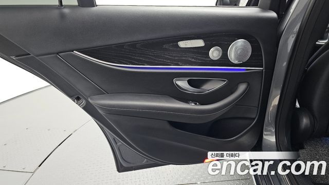 Mercedes-Benz E-Class 2018 — photo 15